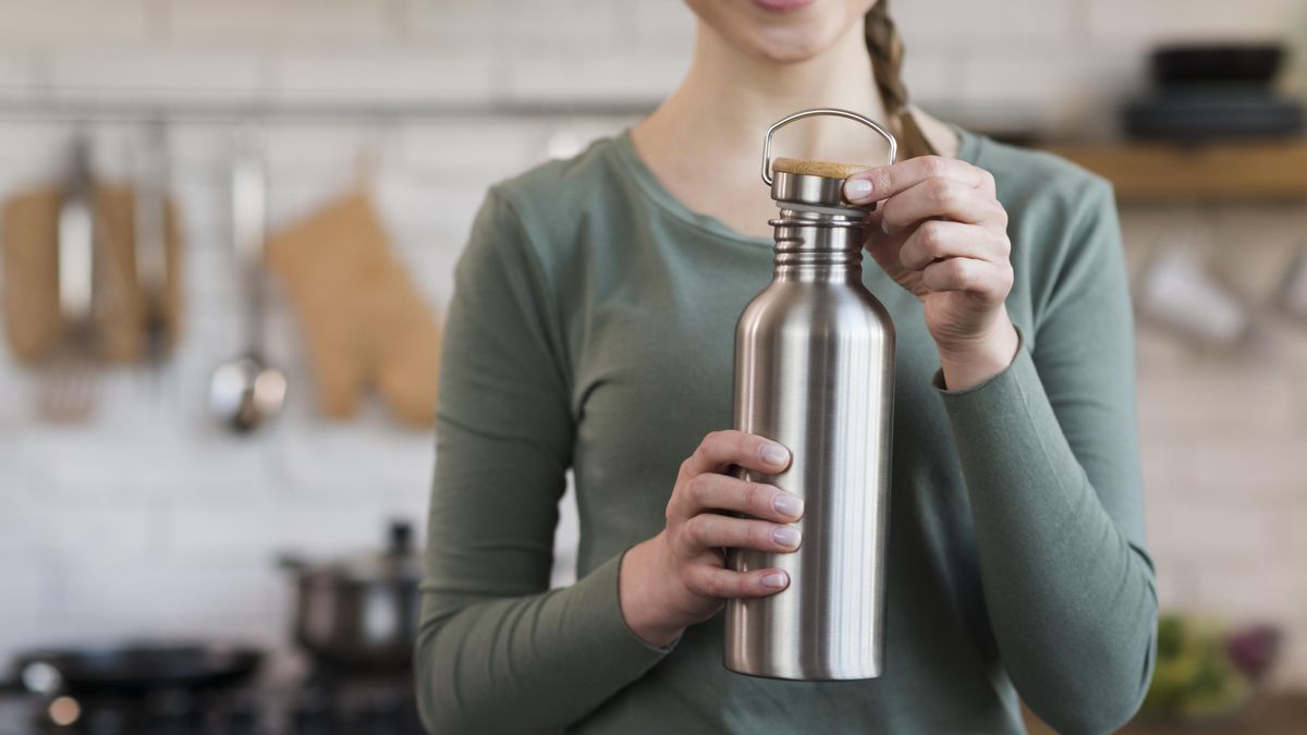 Botellas de acero inoxidable: todo lo que debes tener en cuenta a la hora de limpiarlas y reutilizarlas