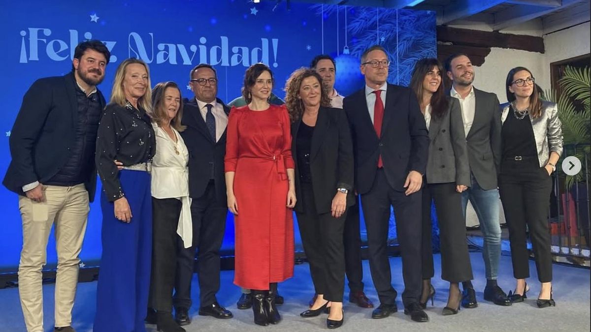 Porres's wife, third on the left, at Christmas dinner next to Isabel Díaz Ayuso.