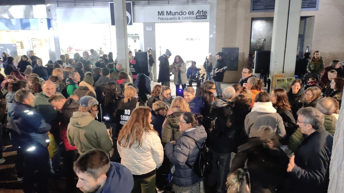 Concentración frente al centro en el último día de huelga