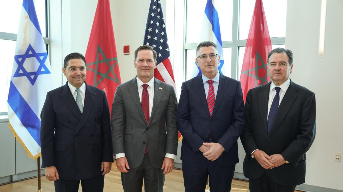 El ministro de Exteriores marroquí, (izq), junto al embajador de EEUU en la ONU, Mike Waltz, y su homólogo israelí, Gideon Saar, en Washington, el 17 de septiembre de 2026.