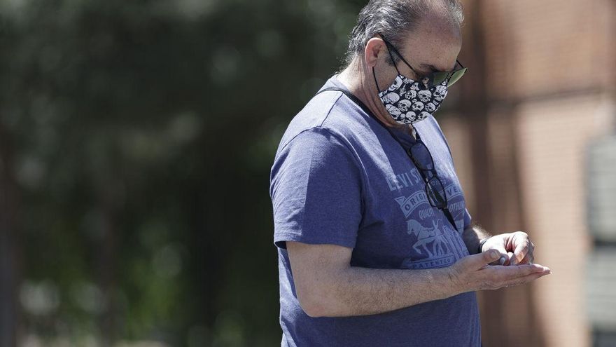 Un hombre pasea con mascarilla