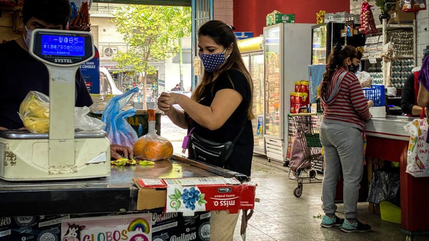 Una mujer asiste a un supermercado para comprar alimentos en Buenos Aires (Argentina, en una fotografía de archivo.. EFE/Juan Ignacio Roncoroni