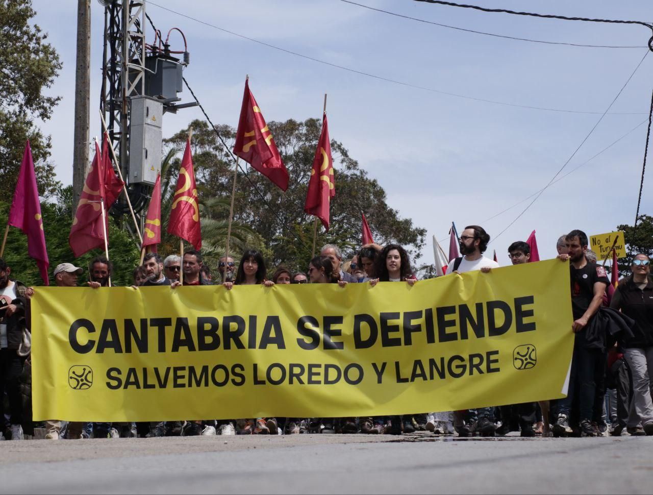 Los manifestantes han entonado consignas como 'nuestra costa no se vende'.