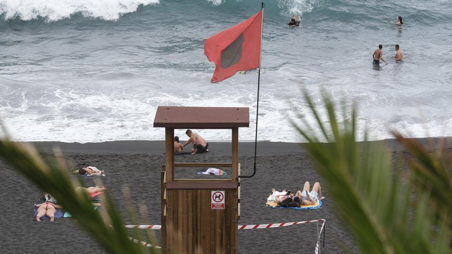 Vivir en una isla y no poder disfrutar del mar: la contaminación de las playas empuja a los canarios a las piscinas