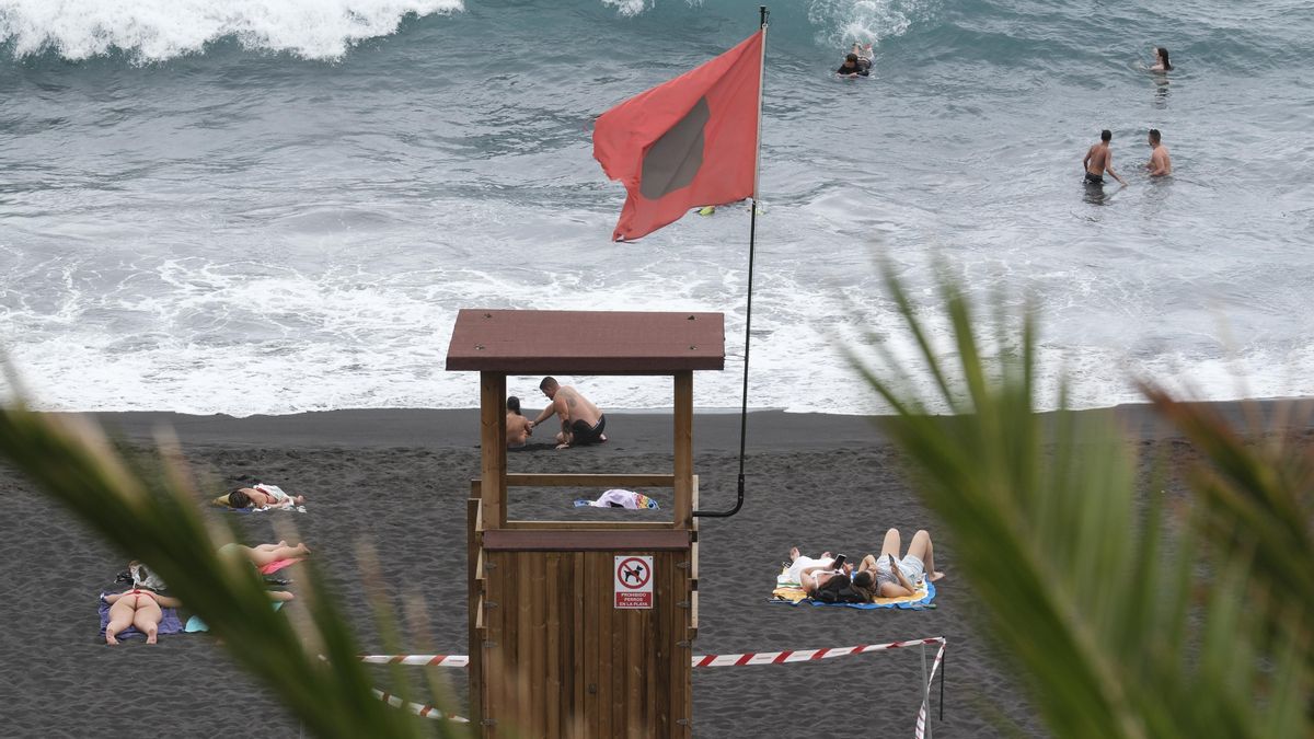 El baño en Playa Jardín vuelve a estar aconsejado después de casi un año cerrada por bacterias fecales en el agua