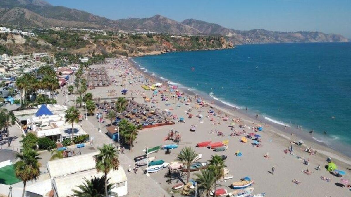 Archivo - Playa de Nerja (foto archivo)