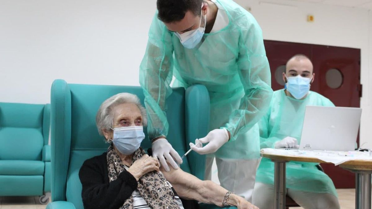 Edelmira, Socorro, Magdalena y Constantino: los primeros vacunados de las residencias de Castilla-La Mancha, después de Araceli