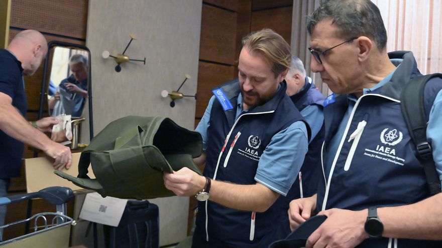 Florin Abazi (c), inspector Principal de la OIEA, entrega chalecos protectores a los miembros del equipo de la misión de expertos de la OIEA que viajan a Ucrania. EFE/EPA/DEAN CALMA/OIEA/
