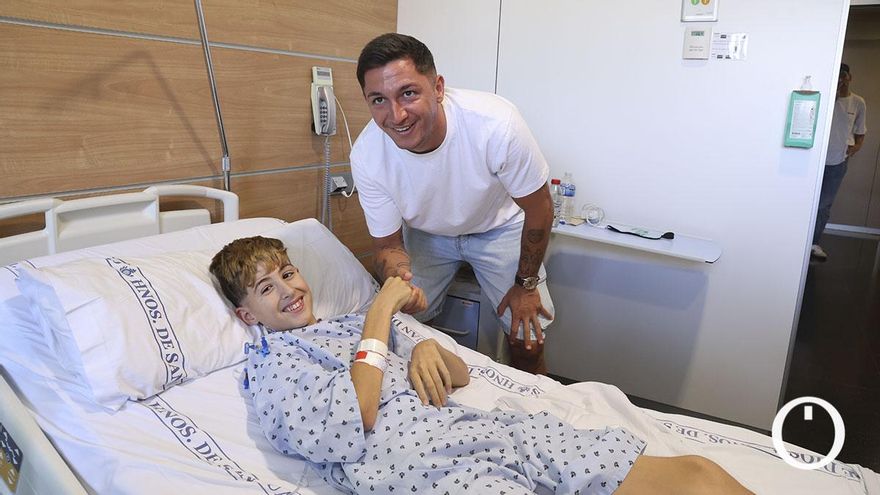 Carracedo visita a un joven aficionado del Córdoba CF ingresado en San Juan de Dios