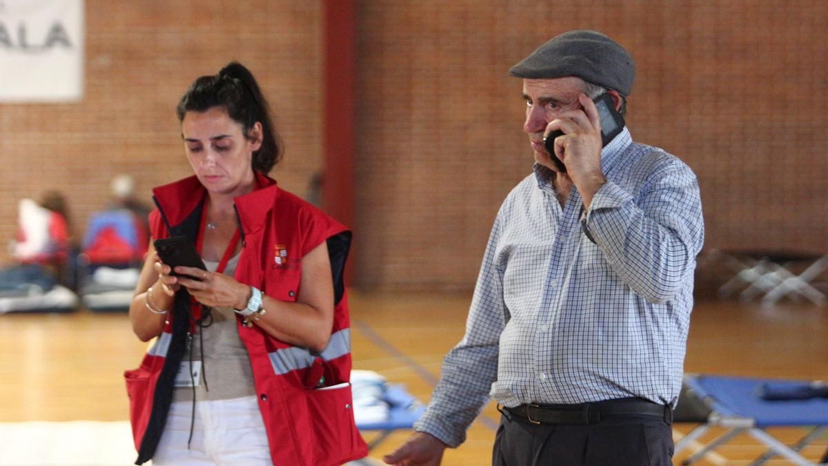 Intervención de psicólogos con vecinos de pedanías de Ponferrada evacuados por el incendio al polideportivo José Arroyo de la ciudad. 