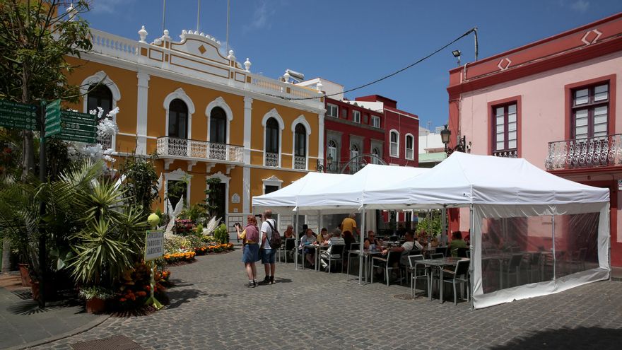 Terrazas en Plaza de Santiago, frente al Casino de Gáldar