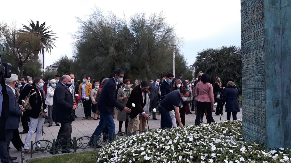 La Asociación de Víctimas del Terrorismo (AVT) y la Plataforma de Apoyo a las Víctimas del Terrorismo (APVT) realizan una ofrenda floral en memoria de las víctimas del terrorismo en el monolito de Alderdi Eder en San Sebastián