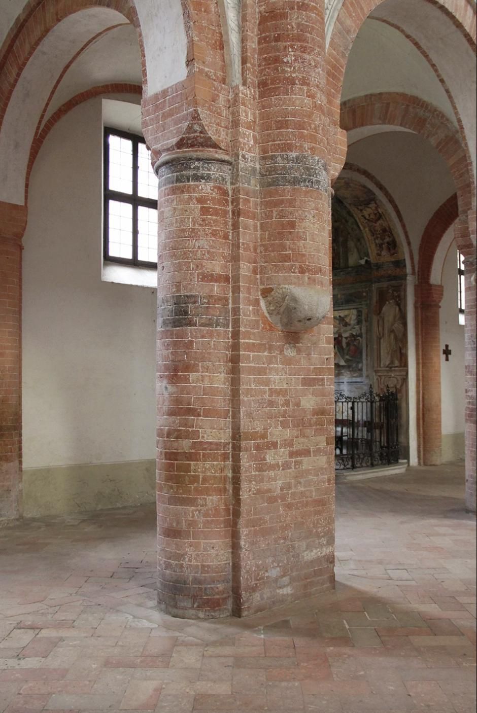 Los muros se construyen con juntas muy estrechas de apenas unos milímetros. Los ladrillos individuales también tienen cantos rectos y precisos. Los pilares de la nave de la iglesia abacial no tienen zócalos que puedan ocultarse bajo un suelo elevado