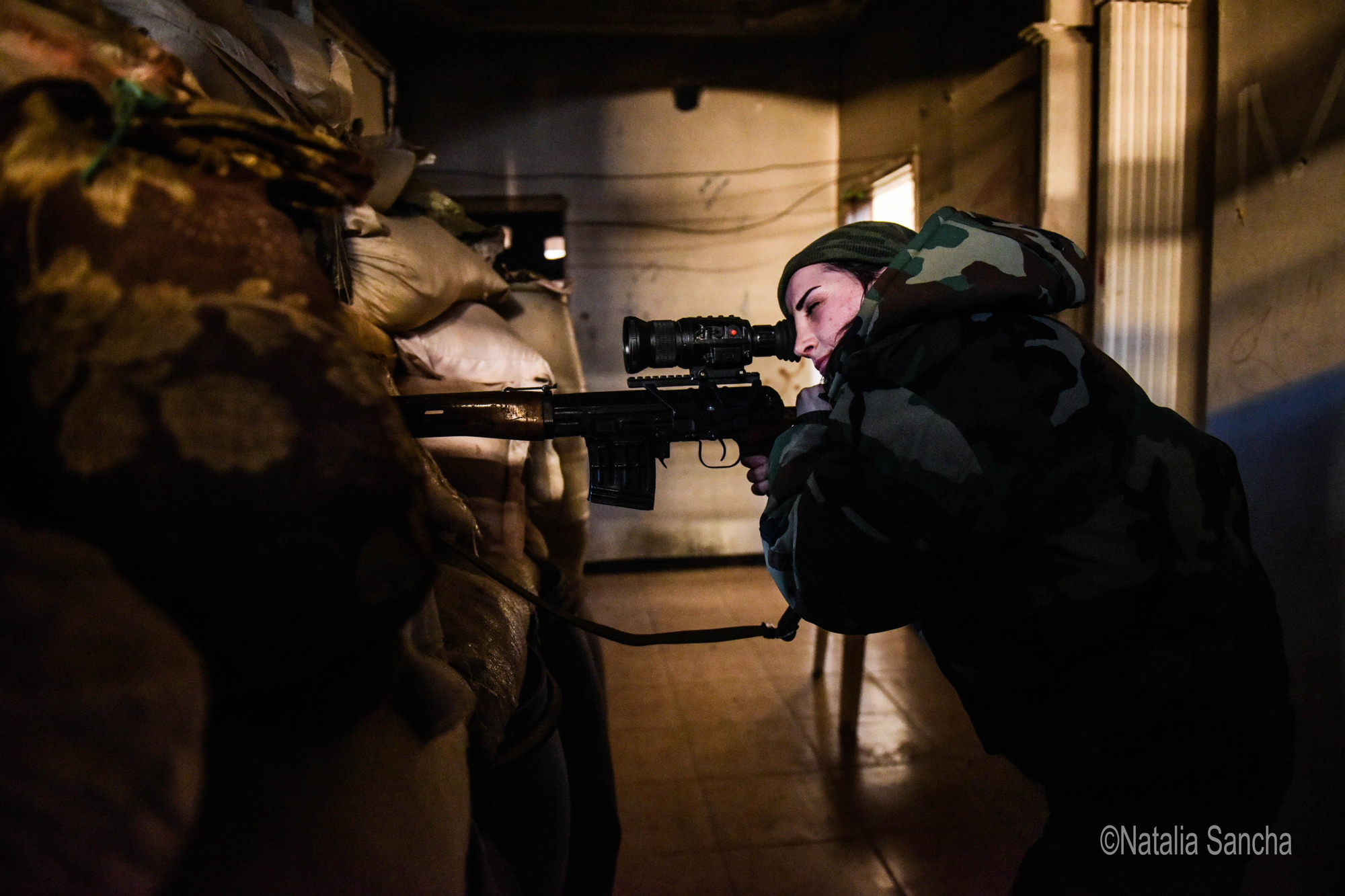 Aunque socialmente esté cambiando el rol de las mujeres, que cada vez están ocupando más espacios más allá del privado, su representación política sigue siendo casi inexistente. En los grupos negociadores en Ginebra, donde se diseña el futuro de Siria, ni oposición ni Gobierno tienen entre sus filas a mujeres, lamenta Sancha.