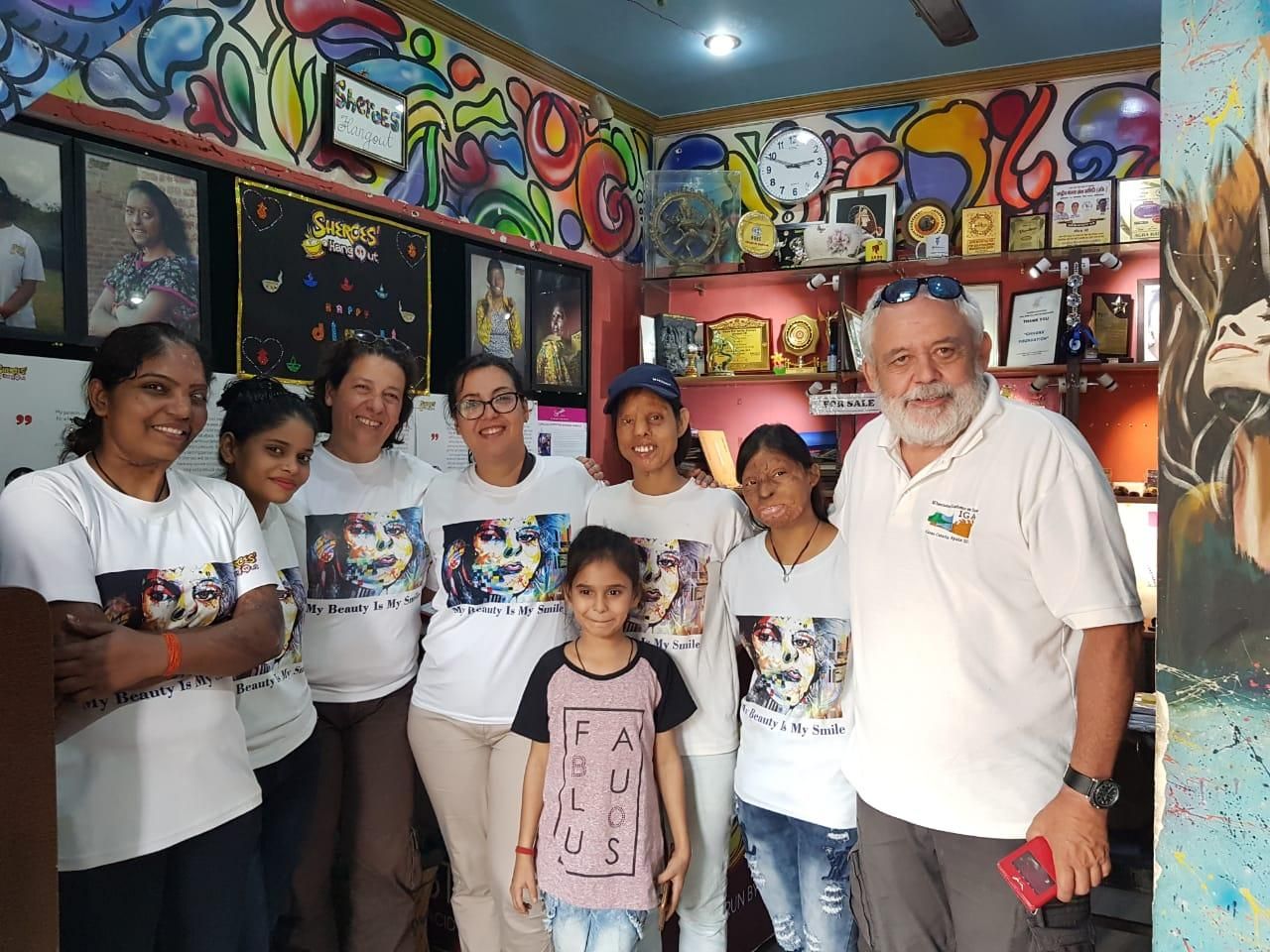 Juan Capote con mujeres desfiguradas como consecuencia de ataques machistas con ácido.