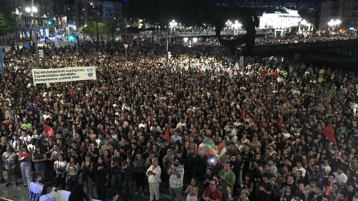 Miles de personas convierten las calles vascas en un clamor por el derecho a la vivienda y en contra de la clase política
