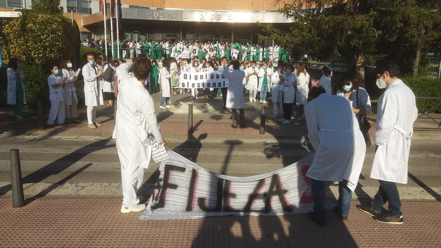Concentración de médicos a las puertas del Hospital 12 de Octubre de Madrid.