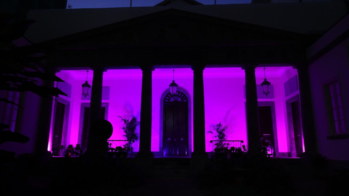 Fachada del Parlamento de Canarias iluminada de color púrpura este lunes 27 de enero, con motivo del Día Internacional de la Memoria del Holocausto y la Prevención de los Crímenes contra la Humanidad.