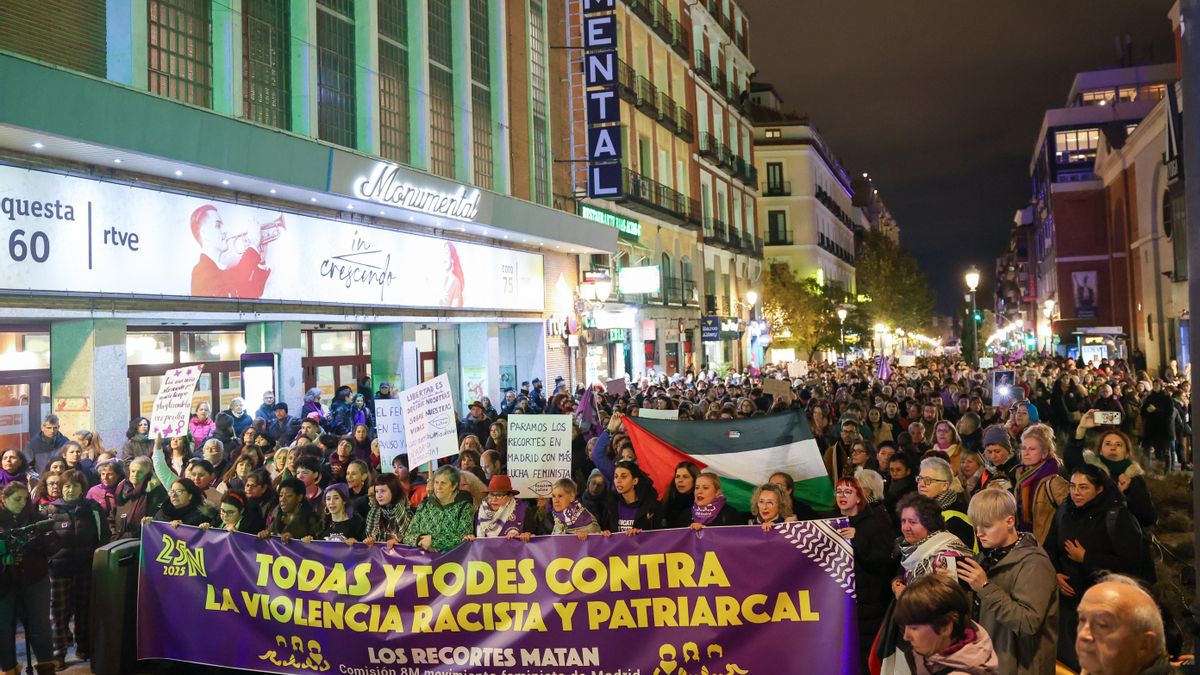 La manifestación feminista de este 25N convocada por la Comisión 8M de Madrid a su llegada a la plaza de Antón Martín.