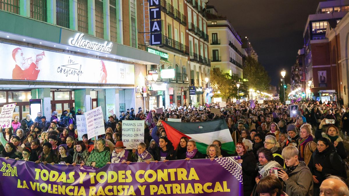La manifestación feminista de este 25N convocada por la Comisión 8M de Madrid a su llegada a la plaza de Antón Martín.