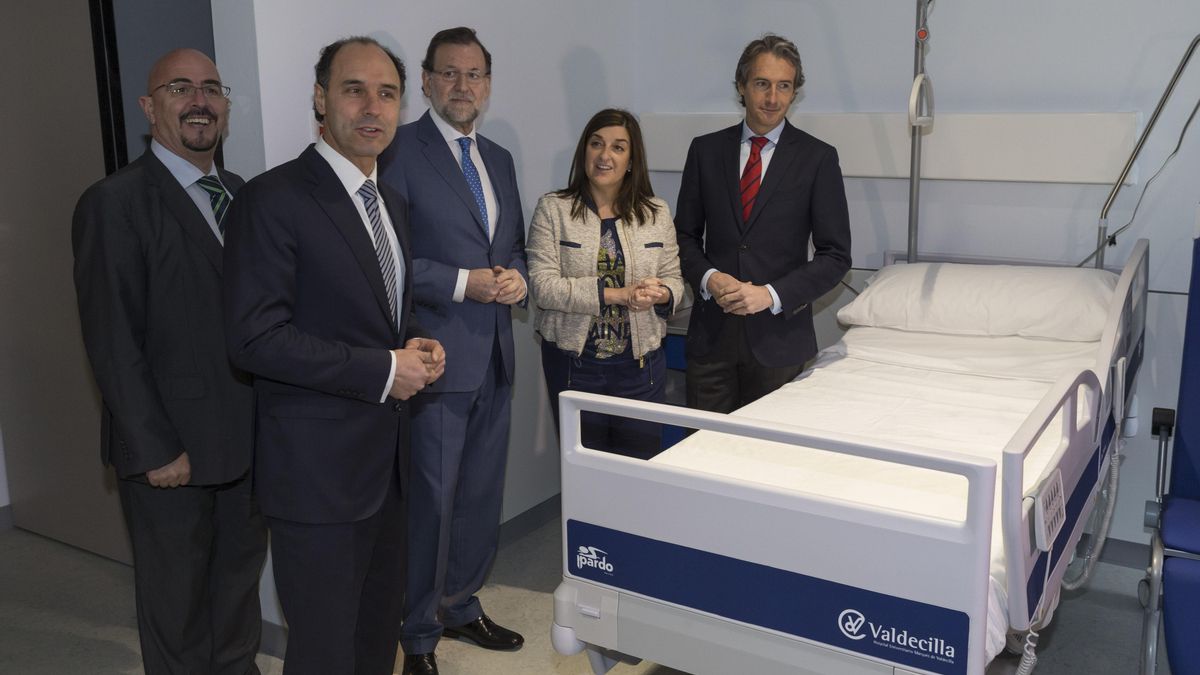 Los responsables políticos durante la inauguración de las nuevas instalaciones de Valdecilla. |