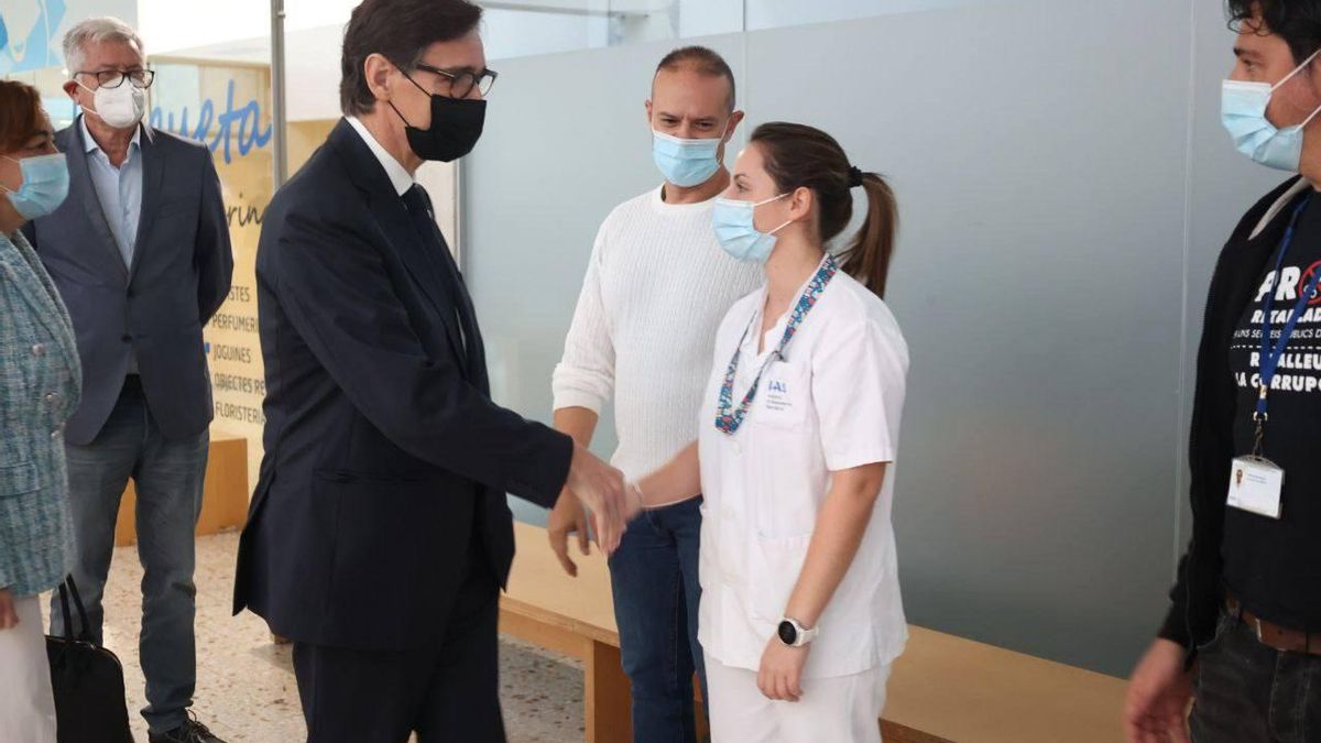 El primer secretario del PSC y líder de la oposición en Cataluña, Salvador Illa, en una visita al Hospital de Santa Caterina en Salt (Girona)