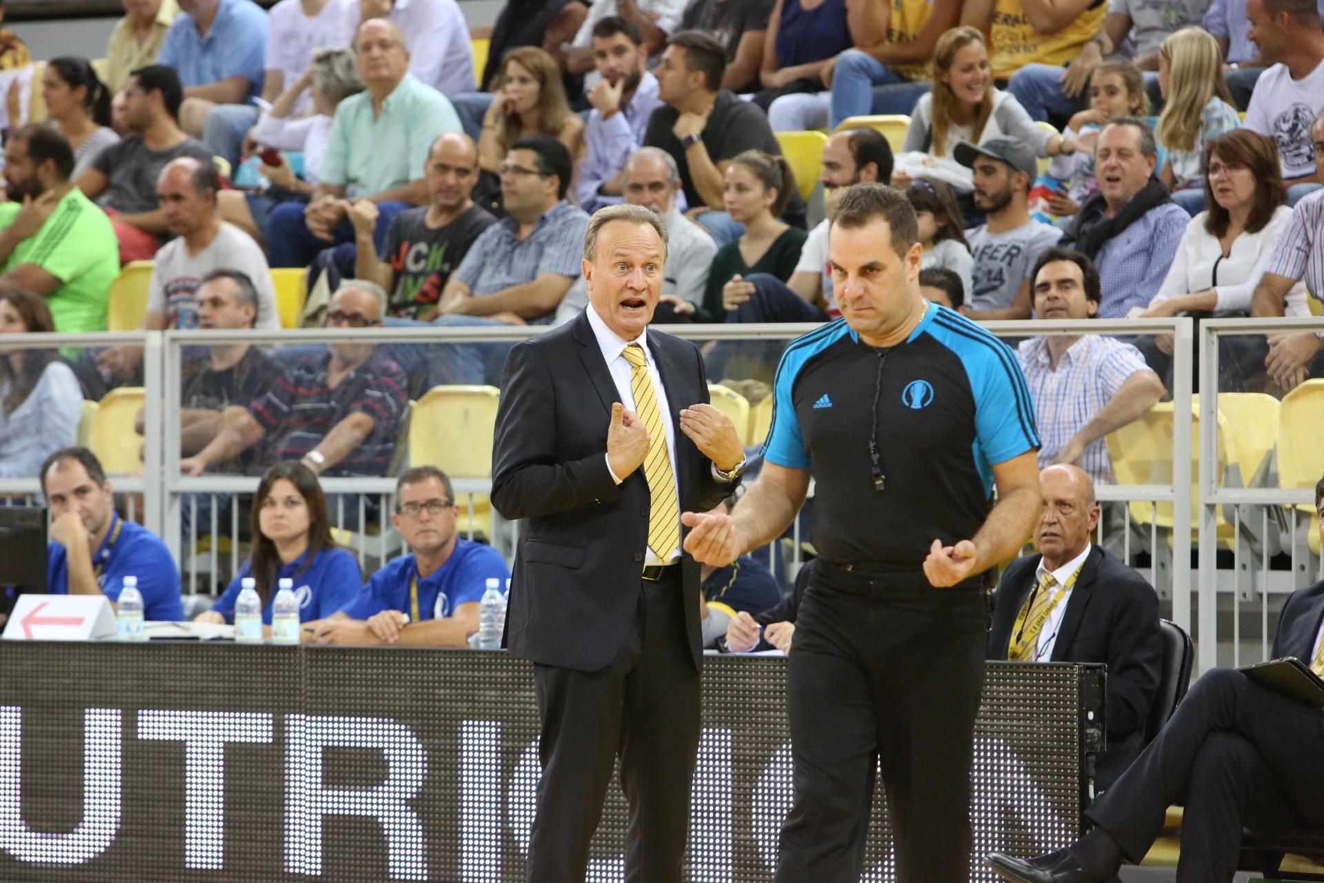 El entrenador del Herbalife Gran Canaria, Aíto García Reneses protestando durante el encuentro.