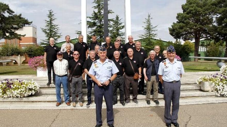 Grupo de la primera promoción de la ITE de La Virgen del Camino, de vuelta a la base leonesa más de medio siglo después.