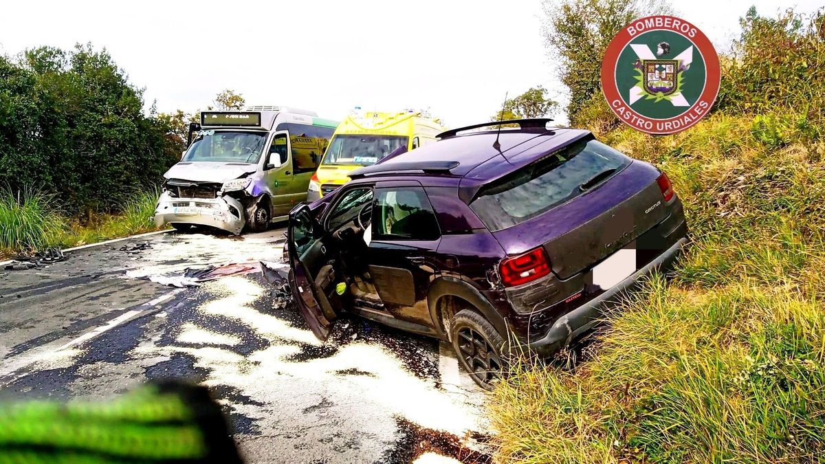 Choque entre un autobús y un coche en Castro