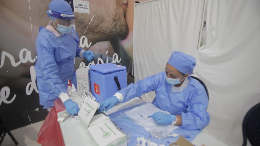 Personal de enfermería se prepara para aplicar la vacuna Pfizer a ciudadanos nacionales y extranjeros en el centro comercial Megamall a las afueras de ciudad de Panamá (Panamá). EFE/ Carlos Lemos