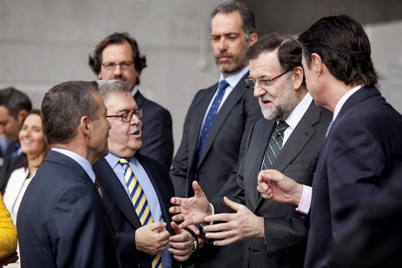 El jefe del Ejecutivo, Mariano Rajoy (2-d), acompañado por el ministro de Industria, Energía y Turismo, José Manuel Soria (d), conversa con el presidente canario, Paulino Rivero (i), y el presidente del Cabildo de Gran Canaria, José Miguel Bravo de Laguna (2-i), durante la inauguración del Gran Canaria Arena, el único nuevo pabellón construido para acoger este verano la Copa del Mundo de Baloncesto. EFE/Ángel Medina G.