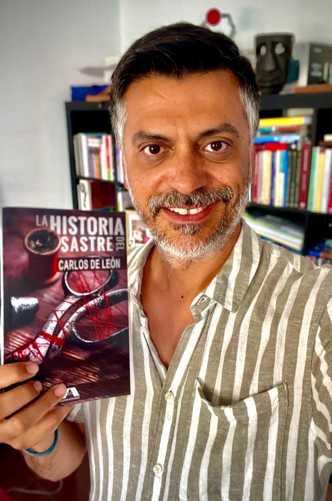 Carlos De León con un ejemplar de ‘La historia del Sastre’, 2026. Foto: Raquel Cabrera