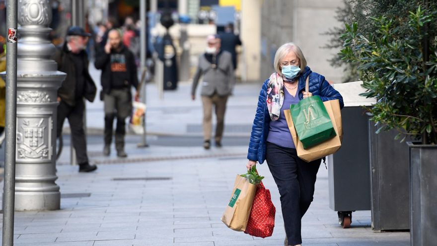 Una mujer pasea por una calle de Dublín, en una imagen de archivo. EFE/EPA/AIDAN CRAWLEY