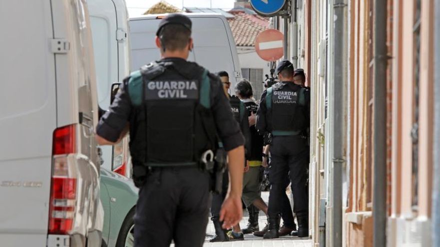 Agentes de la Guardia Civil acompañan a uno de los nueve detenidos durante el registro de un domicilio en Sabadell (Barcelona), dentro de la operación contra un grupo de independentistas vinculados con los Comités de Defensa de la República (CDR).