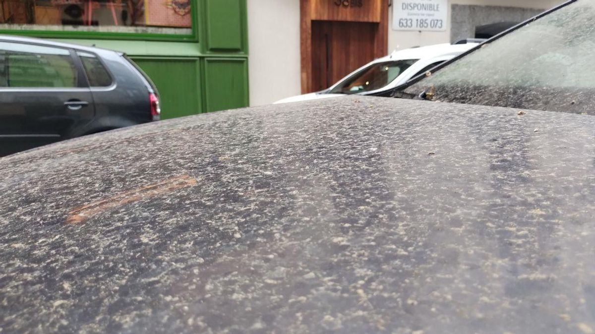 Restos de la lluvia de barro sobre un coche aparcado en Chamberí este miércoles por la mañana