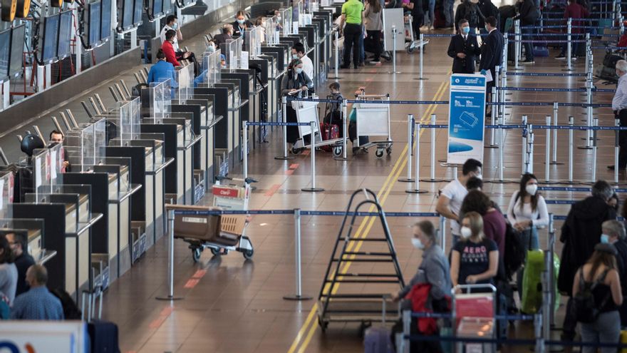 Los extranjeros que viajen al país suramericano deberán contar con un examen PCR negativo de máximo 72 horas antes de embarcar, un seguro médico particular y una certificación de vacunas de su país de origen. Foto de archivo. EFE/ Alberto Valdes