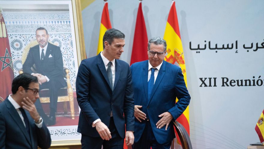 El presidente del Gobierno, Pedro Sánchez (i) y el jefe de Gobierno del Reino de Marruecos, Aziz Akhannouch (d), tras el acto de firma de acuerdos tras la reunión plenaria de la XII Reunión de Alto Nivel Marruecos-España