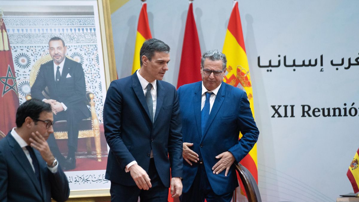 El presidente del Gobierno, Pedro Sánchez (i) y el jefe de Gobierno del Reino de Marruecos, Aziz Akhannouch (d), tras el acto de firma de acuerdos tras la reunión plenaria de la XII Reunión de Alto Nivel Marruecos-España