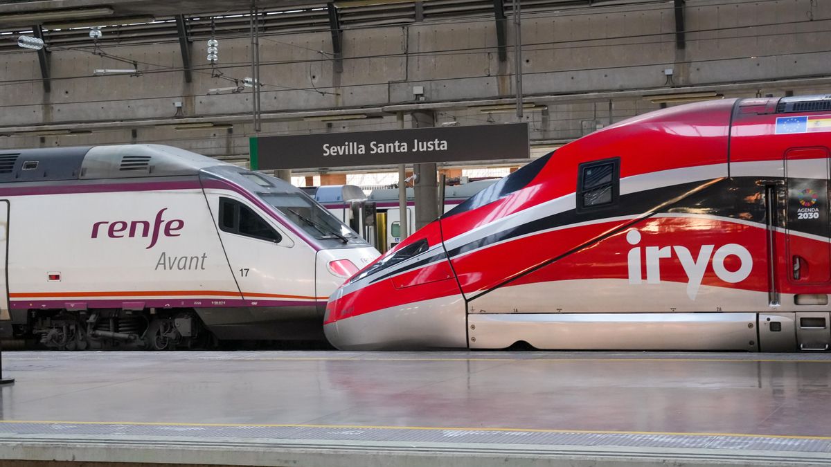 Un tren Iryo y un Avant parados en la estación de Santa Justa de Sevilla