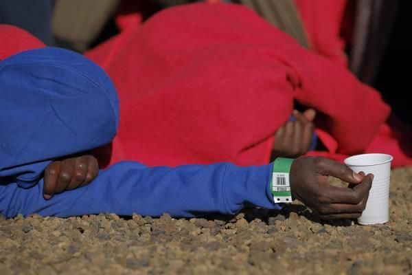 27 personas son atendidas por servicios de emergencia en la playa de El Burrero. (EFE/Ángel Medina G).