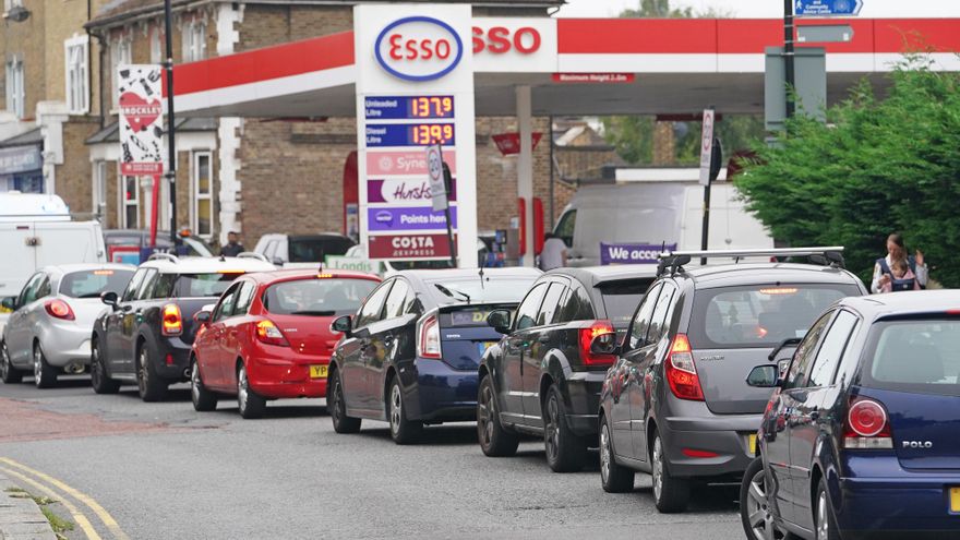 Reino Unido considera recurrir al Ejército para llevar combustible a las gasolineras ante el desabastecimiento