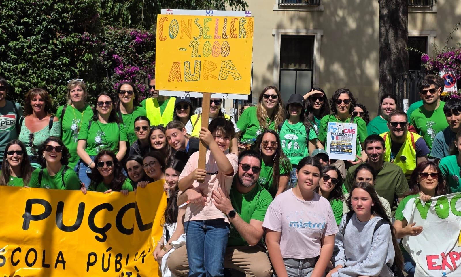Miles de docentes se manifiestan en València en el primer día de huelga indefinida