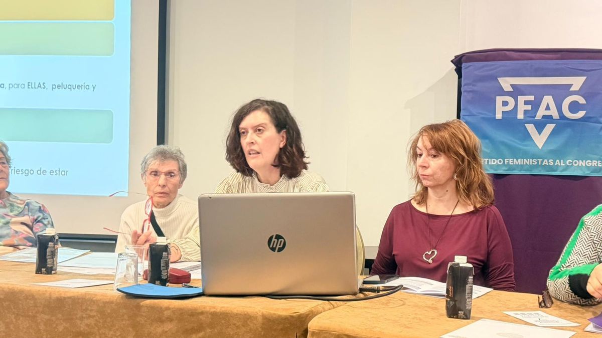 Elena Alfageme Ramos, trabajadora social de la Asociación de Derechos Humanos de Extremadura, en las jornadas del partido Feministas al Congreso celebrado en Cáceres