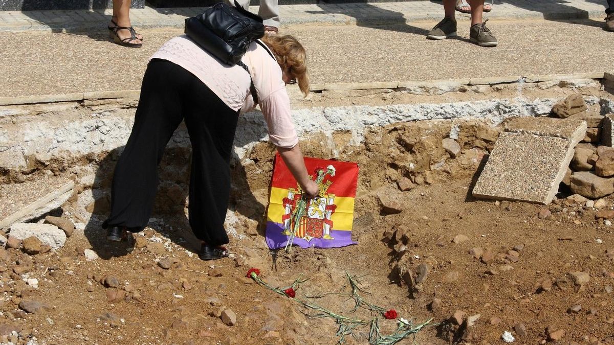 Homenaje a las víctimas de la represión franquista donde se exhumó una fosa en el cementerio de Castuera en 2012