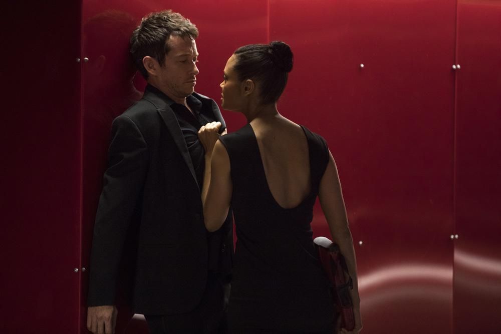 Maeve y Lee Sizemore en la segunda temporada de Westworld