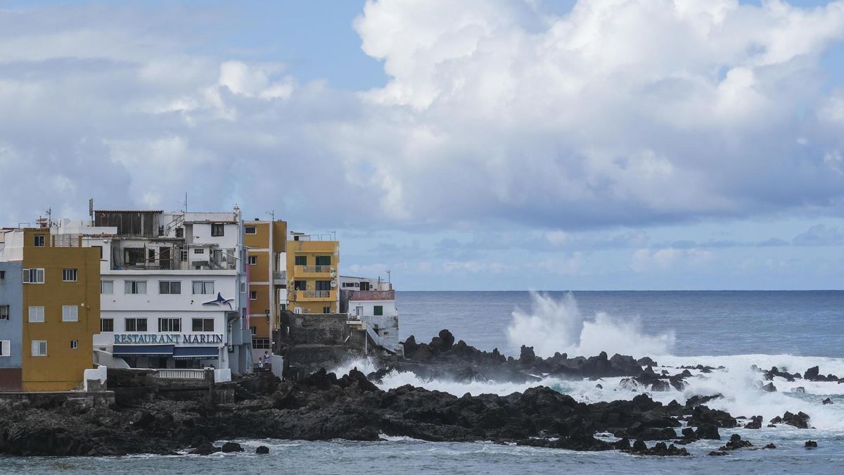 La costa del municipio de El Puerto de la Cruz, donde murió una de las víctimas, este domingo. EFE/Alberto Valdés