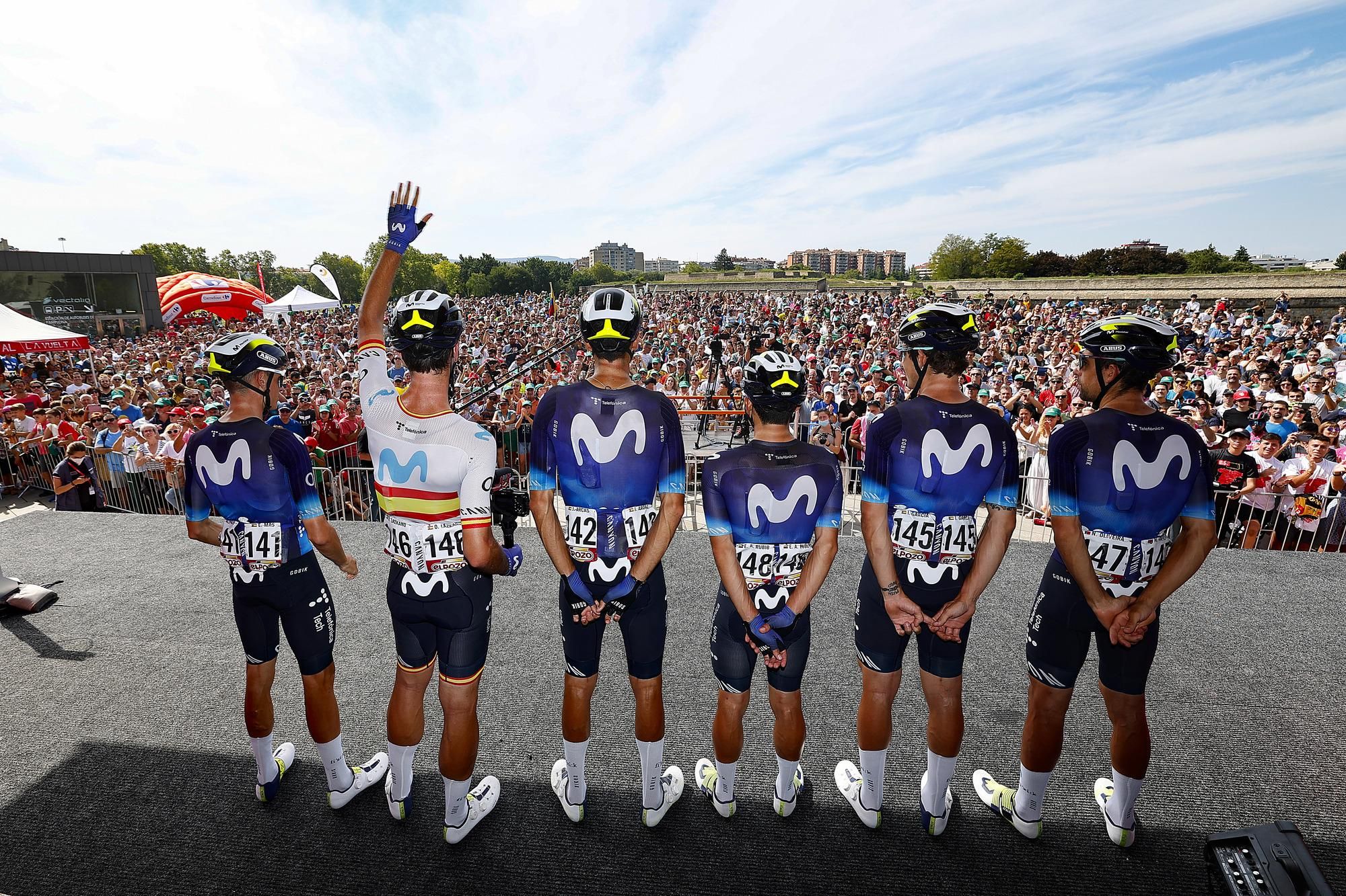 Presentación del equipo navarro Movistar en la decimoquinta etapa de La Vuelta en Pamplona.