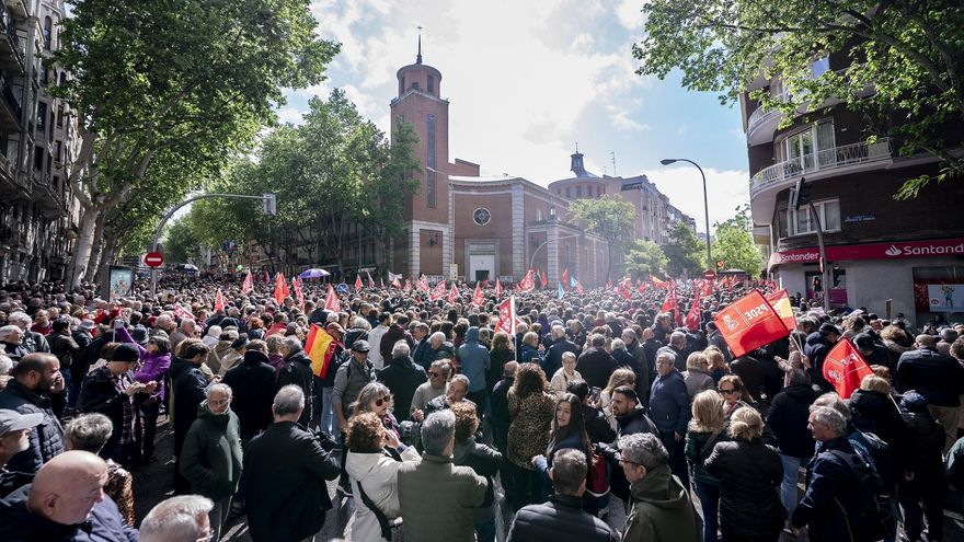 Miles de personas durante una concentración en la calle de Ferraz en apoyo al presidente del Gobierno, Pedro Sánchez