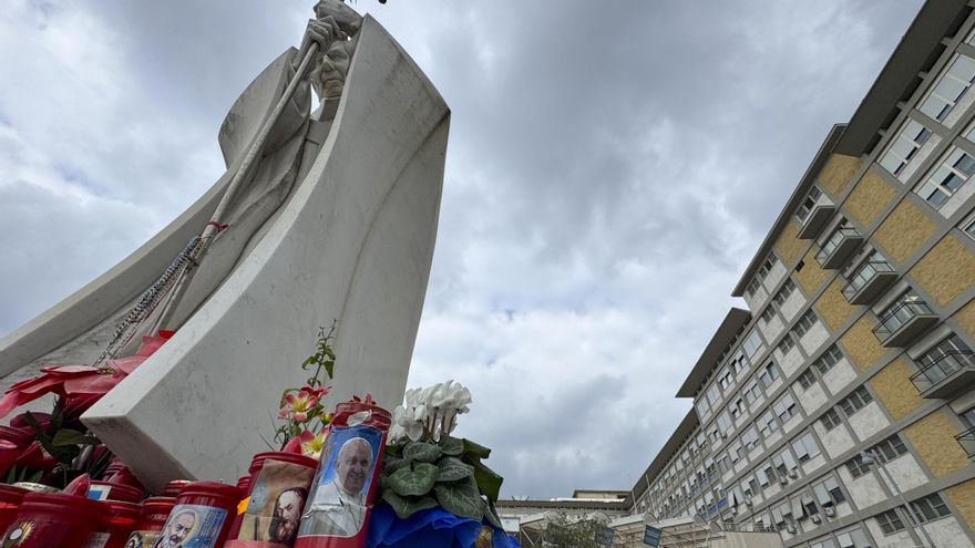 Meloni visita al papa en el hospital y dice que "no ha perdido su sentido del humor"