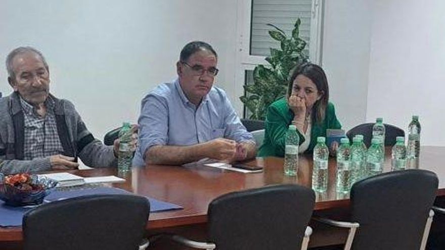 El alcalde de Atalaya del Cañavate con el presidente del PP en la provincia de Cuenca.